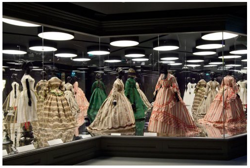Louis Vuitton / Marc Jacobs - Exhibiting Fashion